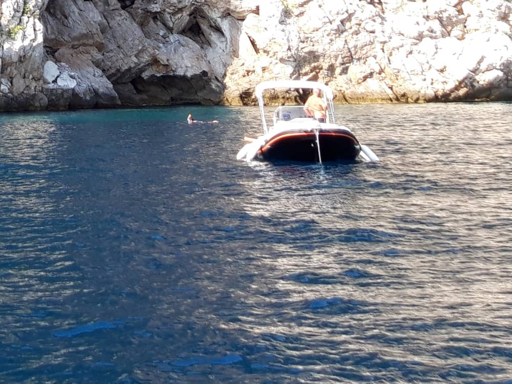 Un tuffo nella nella famosa baia della "Mala Beach"