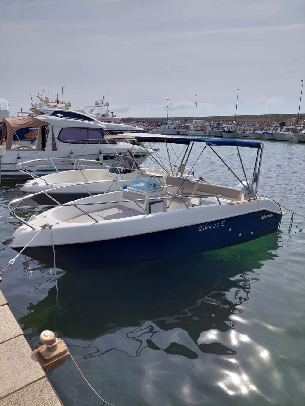 Исследуйте Санремо за полдня: арендуйте моторную лодку на 4 часа.