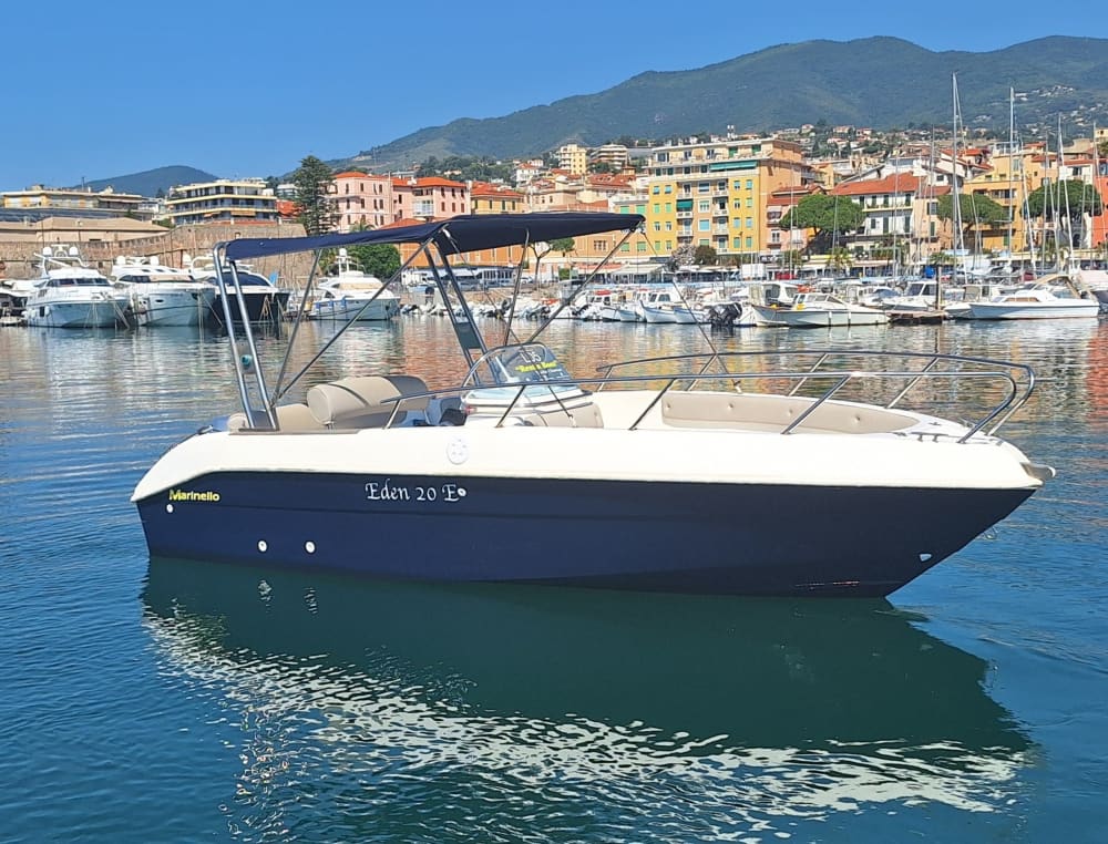 Исследуйте Санремо за полдня: арендуйте моторную лодку на 4 часа.