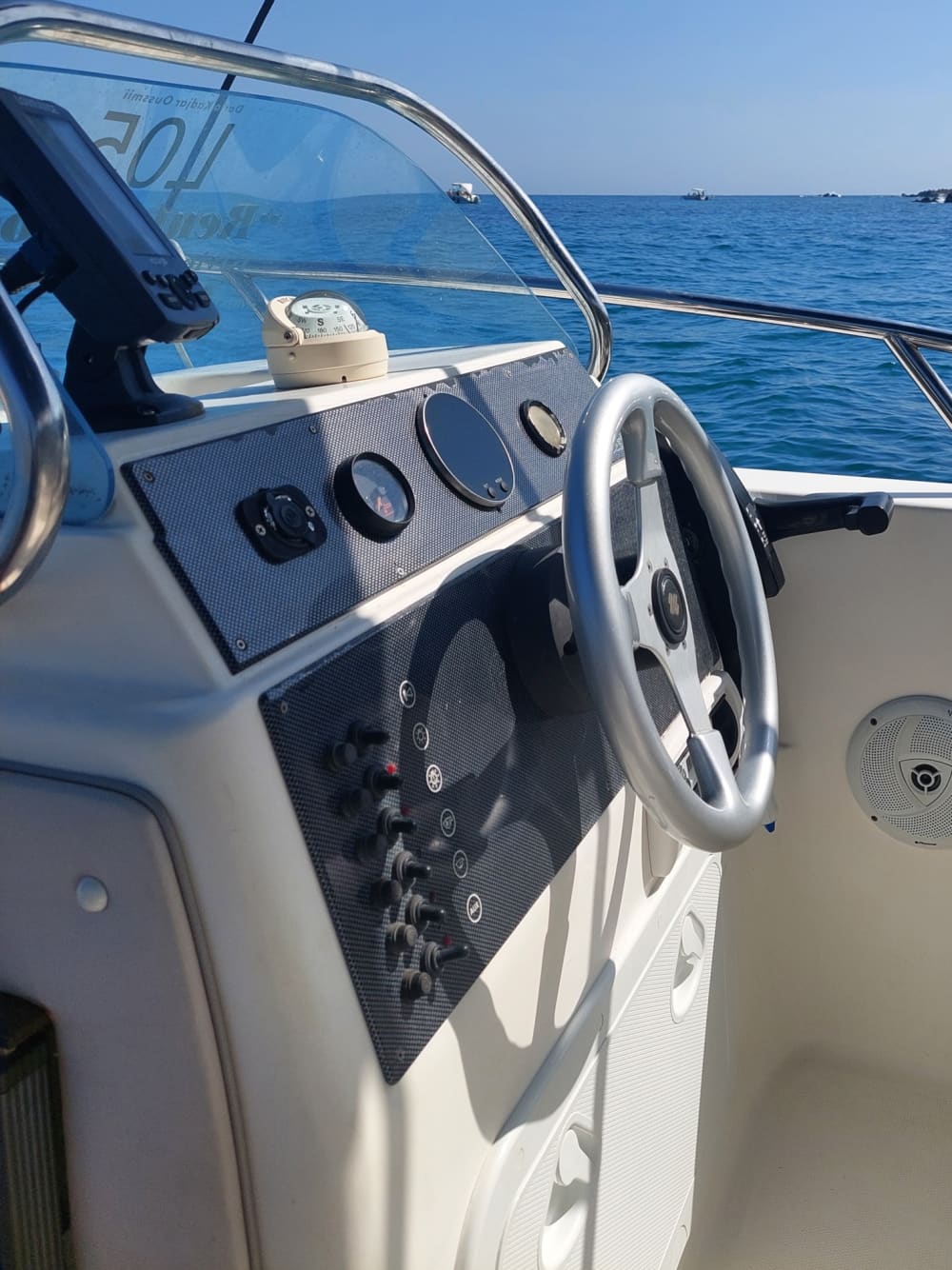 Исследуйте Санремо за полдня: арендуйте моторную лодку на 4 часа.