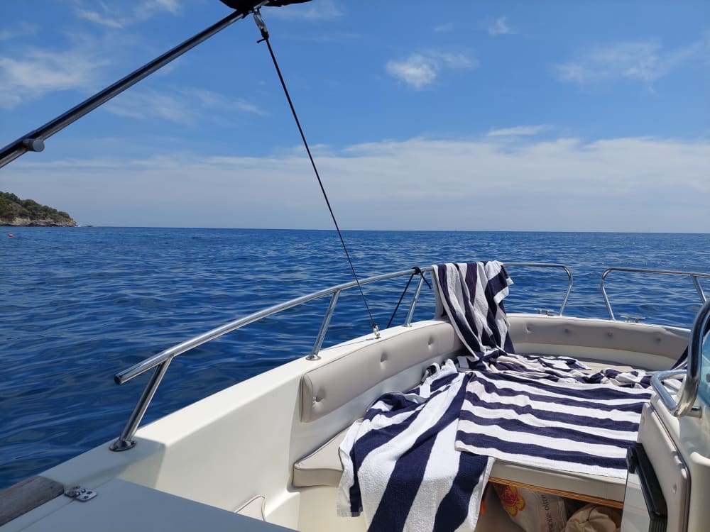 Исследуйте Санремо за полдня: арендуйте моторную лодку на 4 часа.