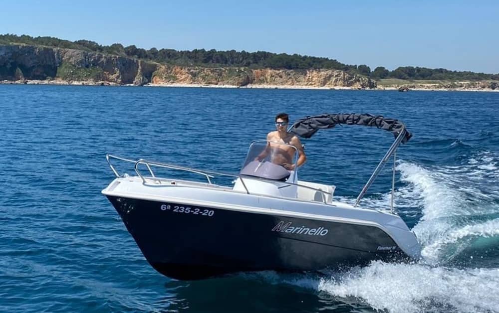 Spend 9h on the warm waters of L'Estartit