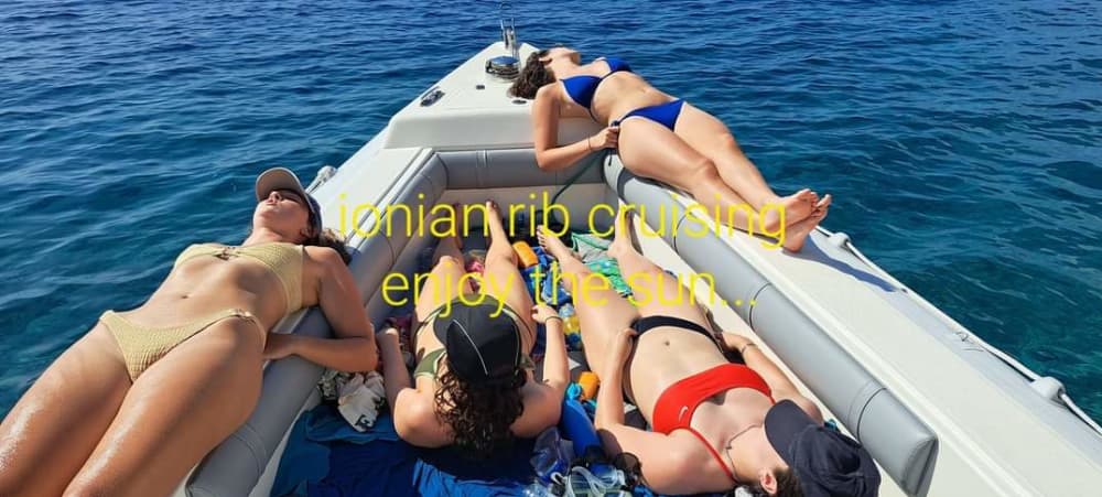 Scopri Lefkada: una giornata intera di sole a bordo di un motoscafo.