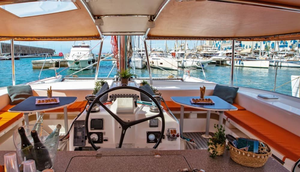 Goditi Barcellona dal mare: tour privato in catamarano