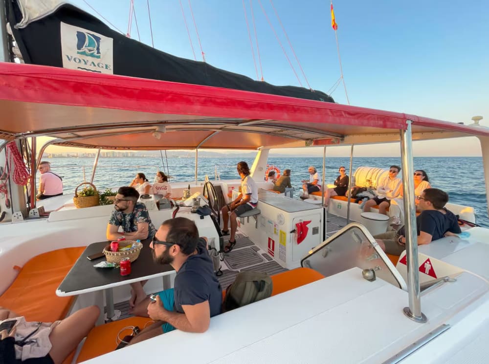 Goditi Barcellona dal mare: tour privato in catamarano