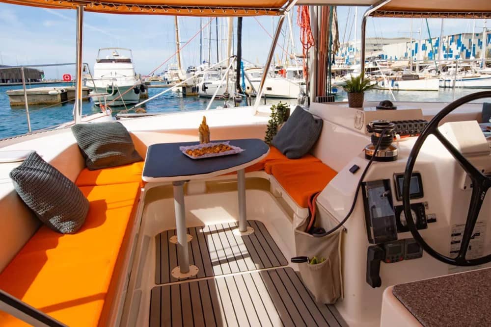 Goditi Barcellona dal mare: tour privato in catamarano