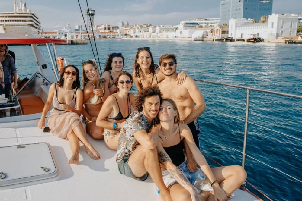 Goditi Barcellona dal mare: tour privato in catamarano