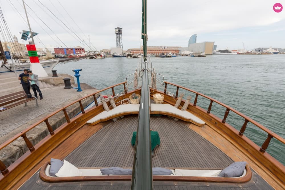 Tour privato in caicco di lusso lungo la costa di Barcellona