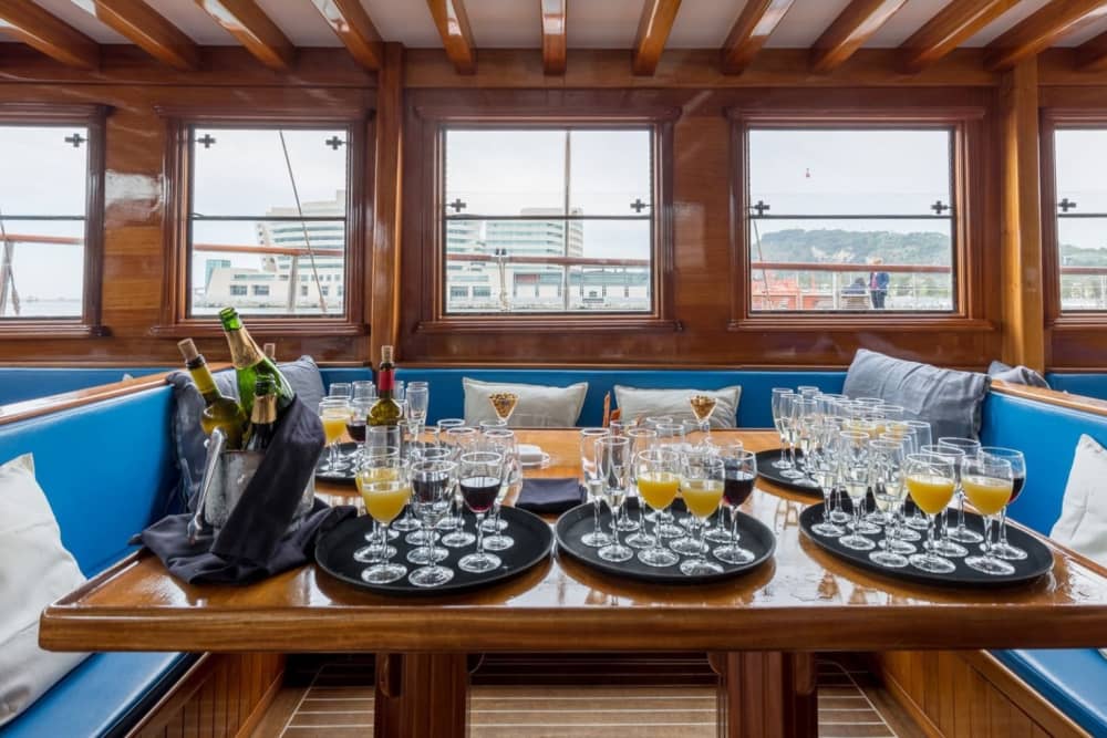 Tour privato in caicco di lusso lungo la costa di Barcellona