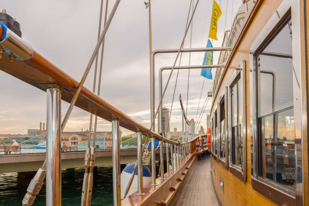 Tour privato in caicco di lusso lungo la costa di Barcellona