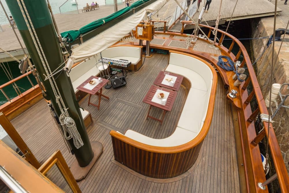 Tour privato in caicco di lusso lungo la costa di Barcellona