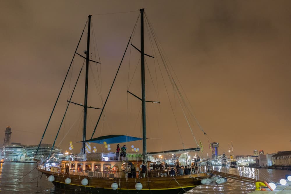 Tour privato in caicco di lusso lungo la costa di Barcellona