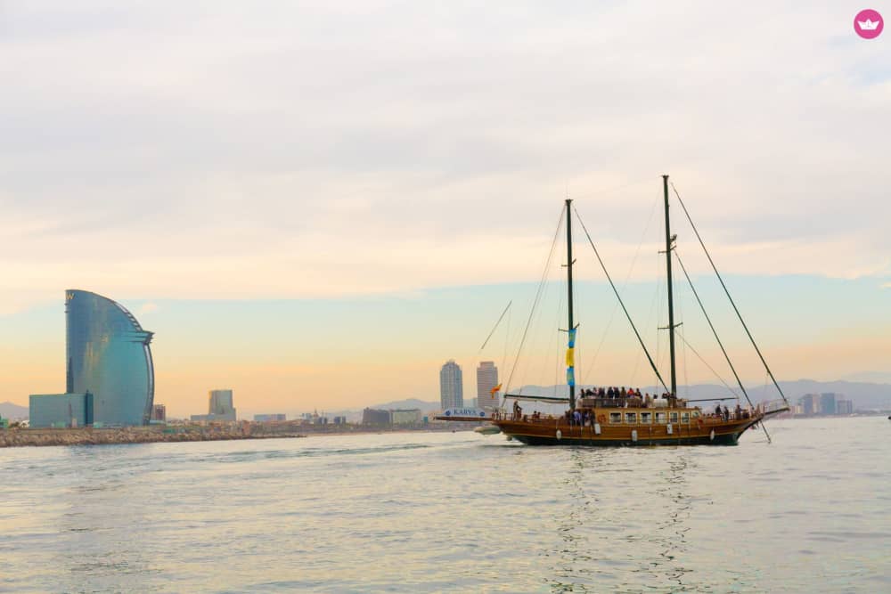 Tour privato in caicco di lusso lungo la costa di Barcellona