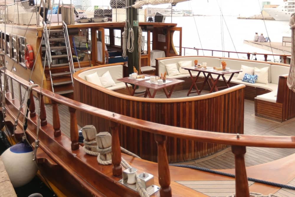 Tour privato in caicco di lusso lungo la costa di Barcellona