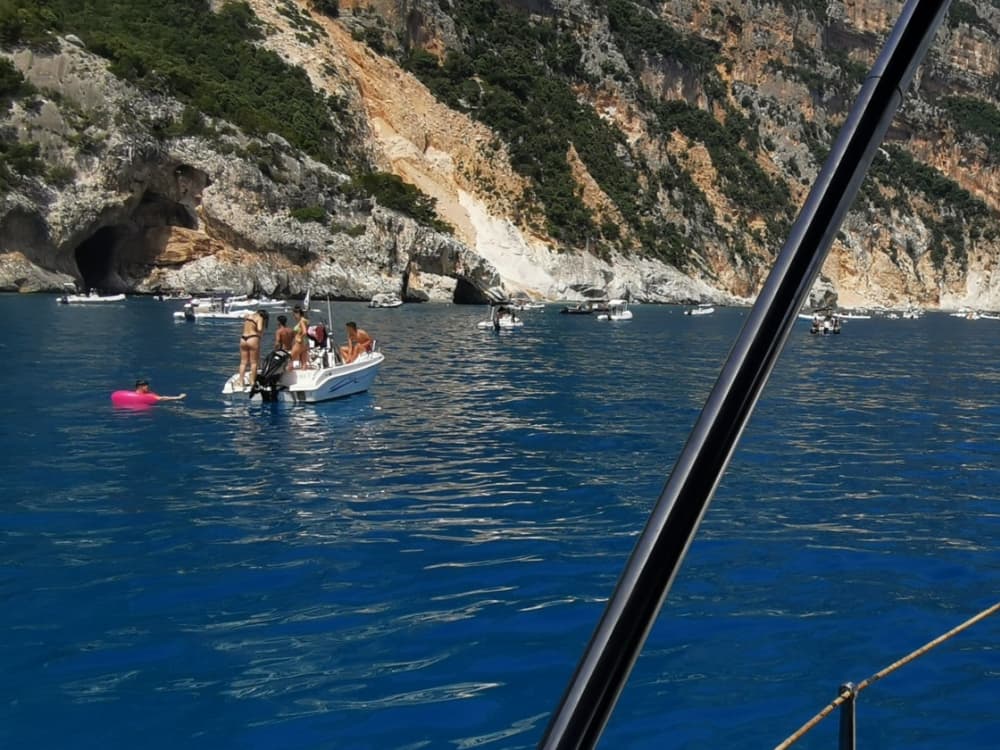 Sätt kursen mot glädje: En heldag med autentisk segling i Cagliari på en segelbåt