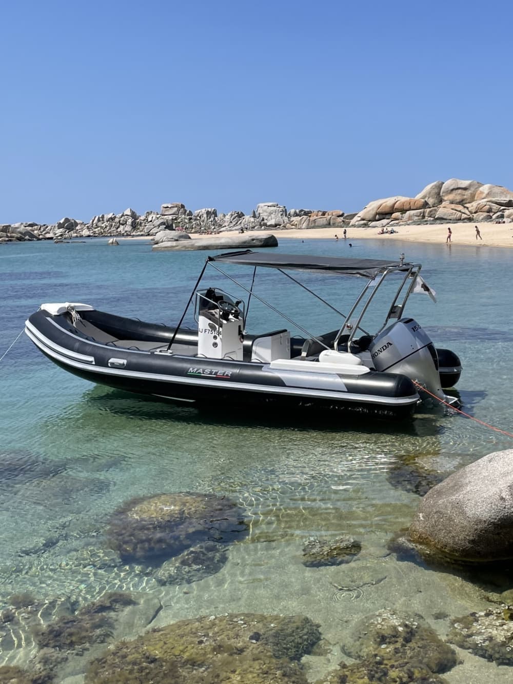 Genießen Sie die Sonne bei einer 8,5-stündigen Bootsfahrt in Bonifacio.