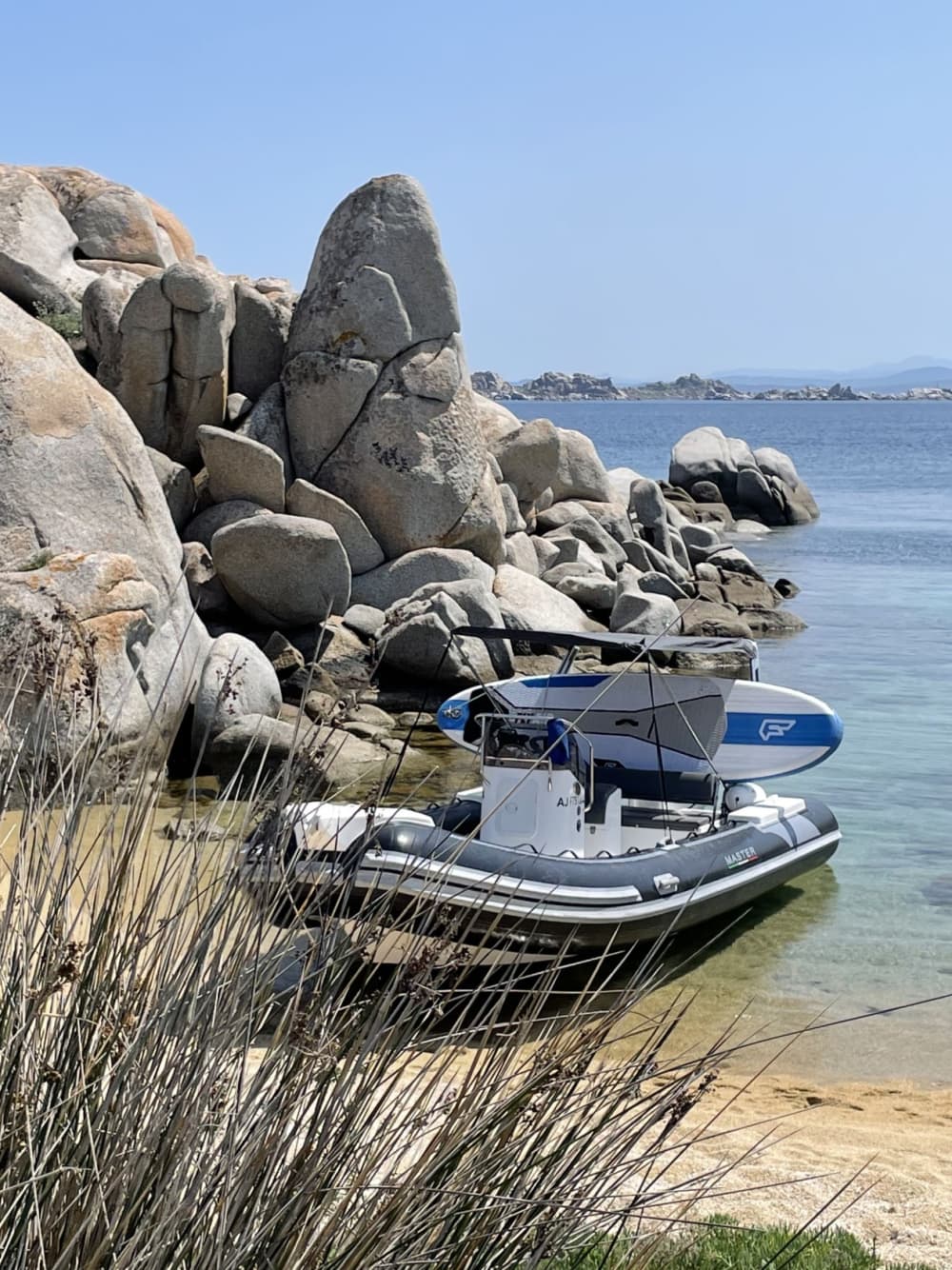 Genießen Sie die Sonne bei einer 8,5-stündigen Bootsfahrt in Bonifacio.