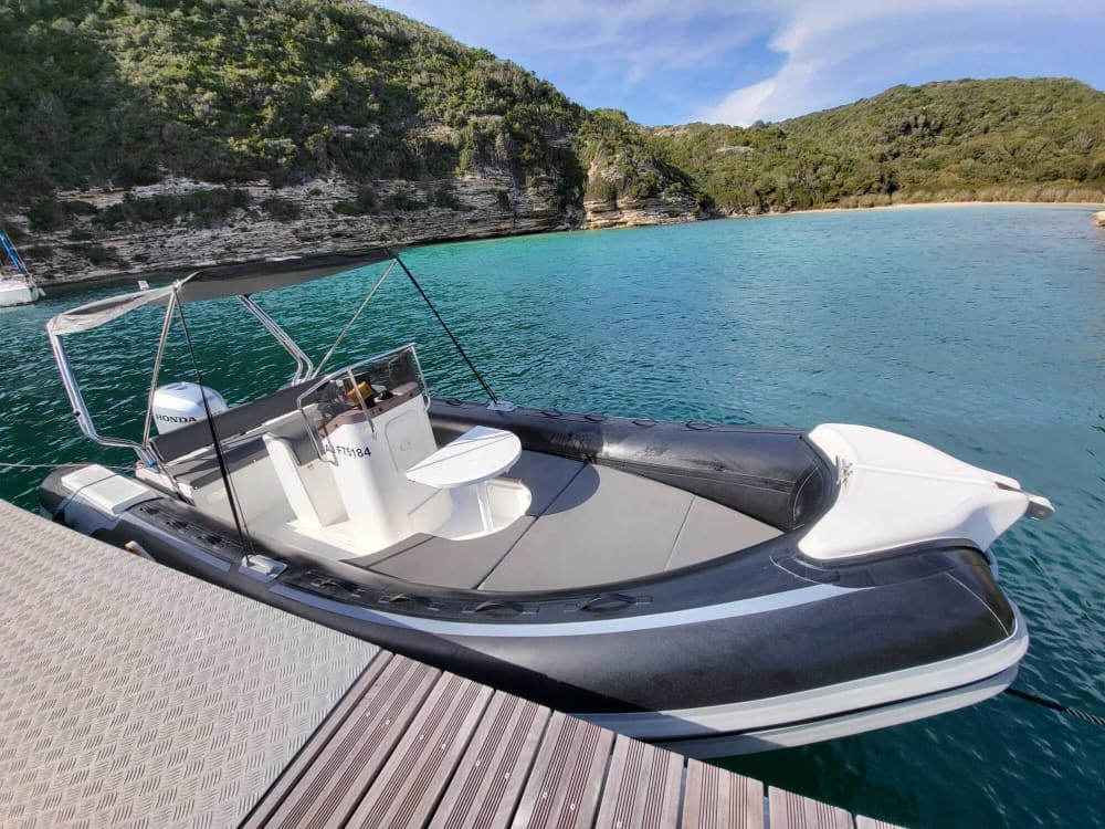 Genießen Sie die Sonne bei einer 8,5-stündigen Bootsfahrt in Bonifacio.