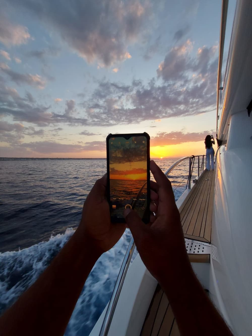 Crociera romantica al tramonto a bordo del lussuoso Ferretti 592