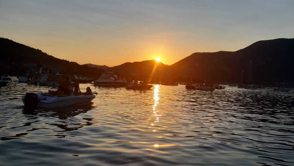 Eines Tages in Lovere mit einem Motorboot