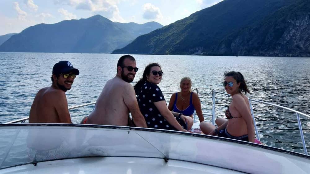 Eines Tages in Lovere mit einem Motorboot