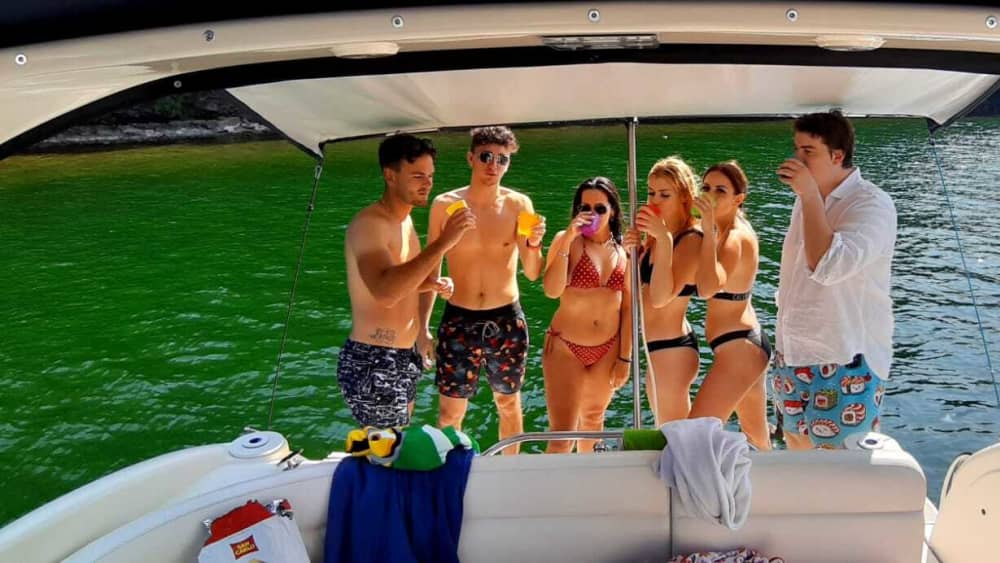 Eines Tages in Lovere mit einem Motorboot