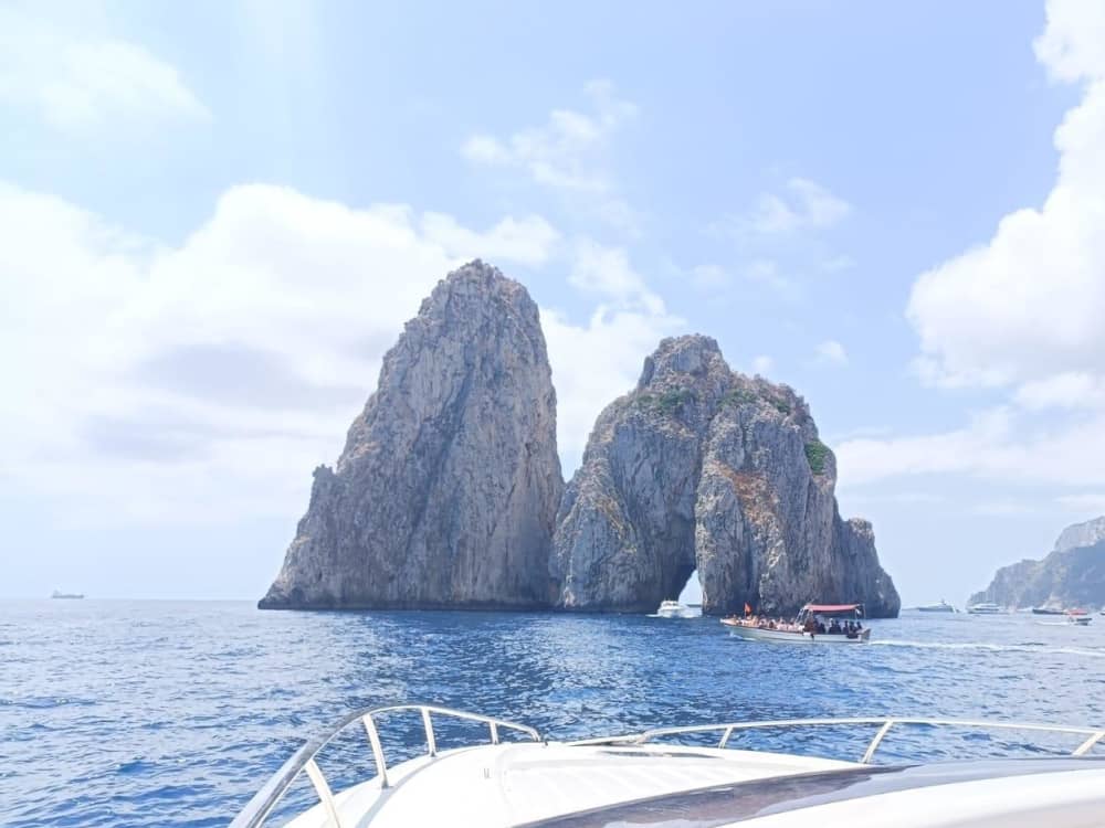 Descubre Capri en lancha motora durante 8 horas.