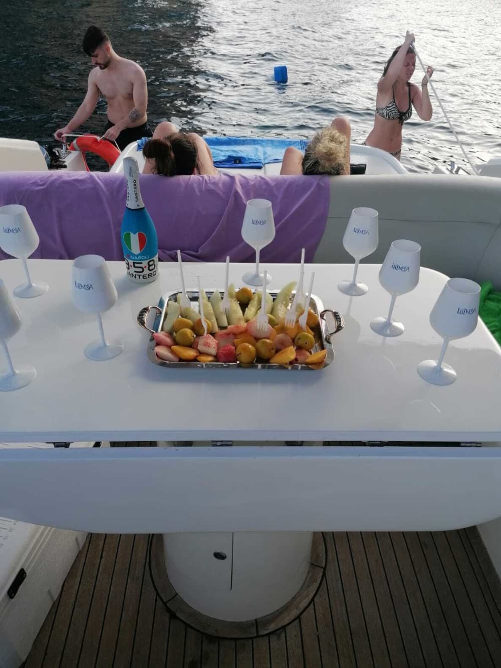 Descubre Capri en lancha motora durante 8 horas.