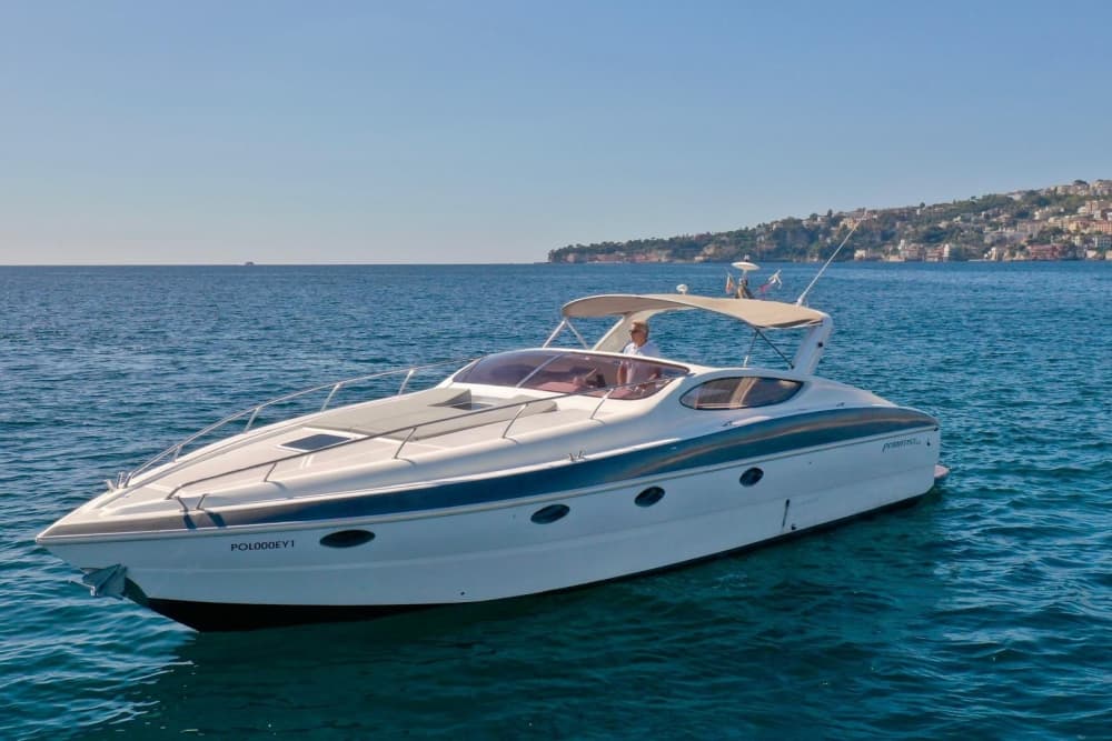 Descubre Capri en lancha motora durante 8 horas.