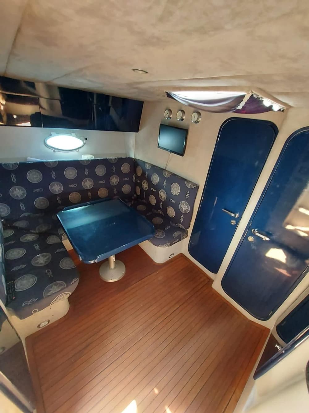 Descubre Capri en lancha motora durante 8 horas.