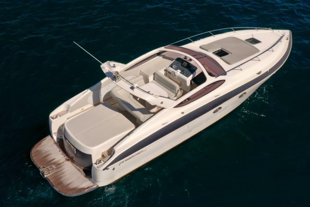 Descubre Capri en lancha motora durante 8 horas.