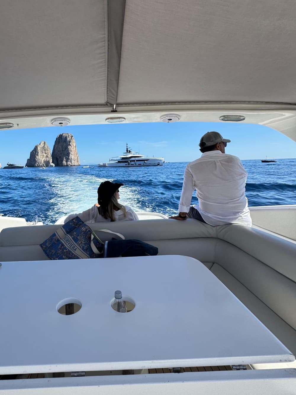 Descubre Capri en lancha motora durante 8 horas.