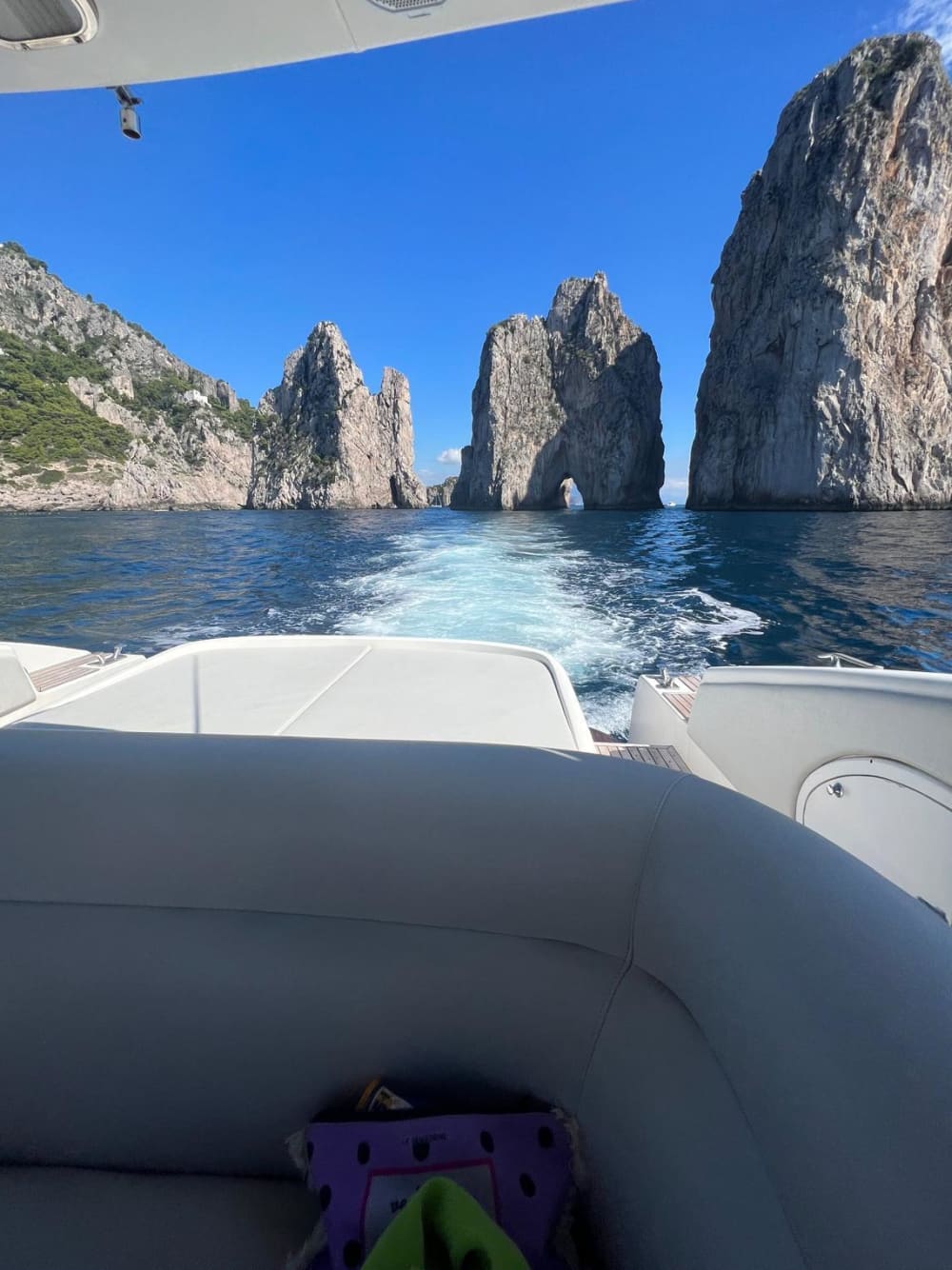 Descubre Capri en lancha motora durante 8 horas.