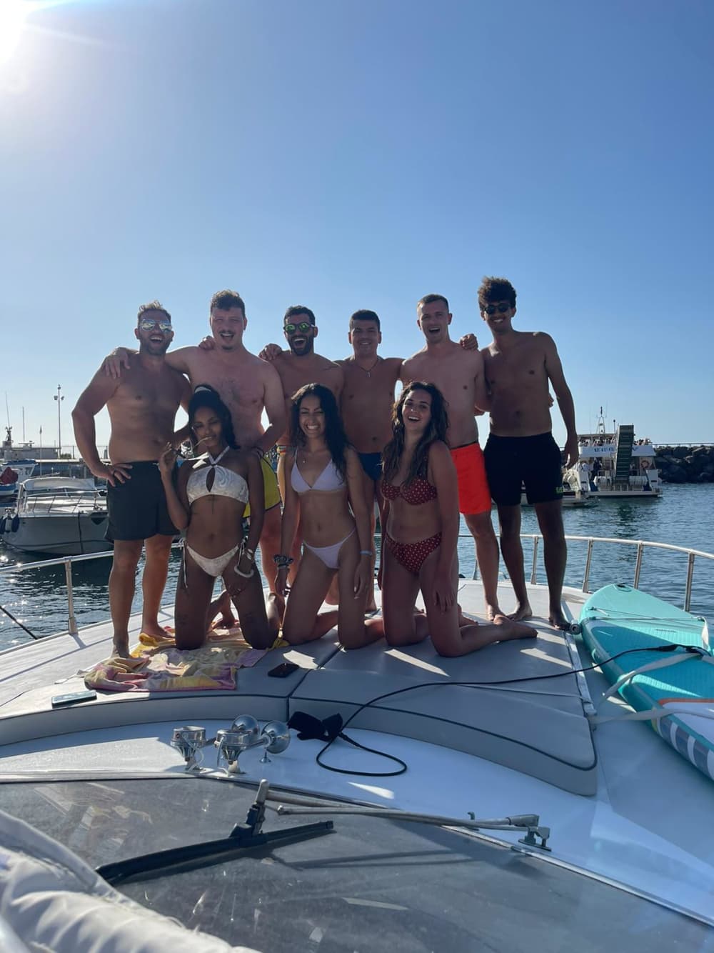 Descubre Capri en lancha motora durante 8 horas.