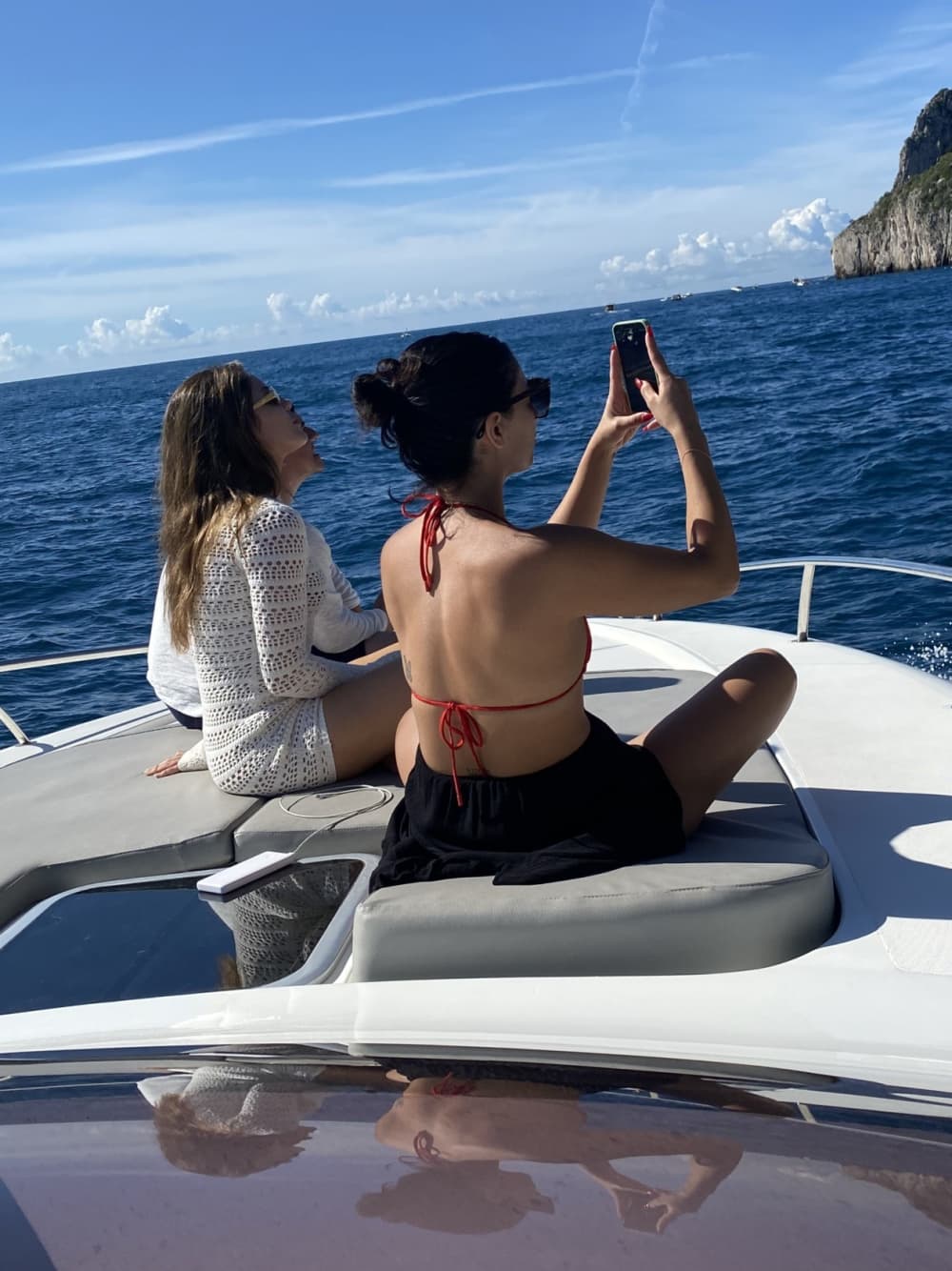 Descubre Capri en lancha motora durante 8 horas.