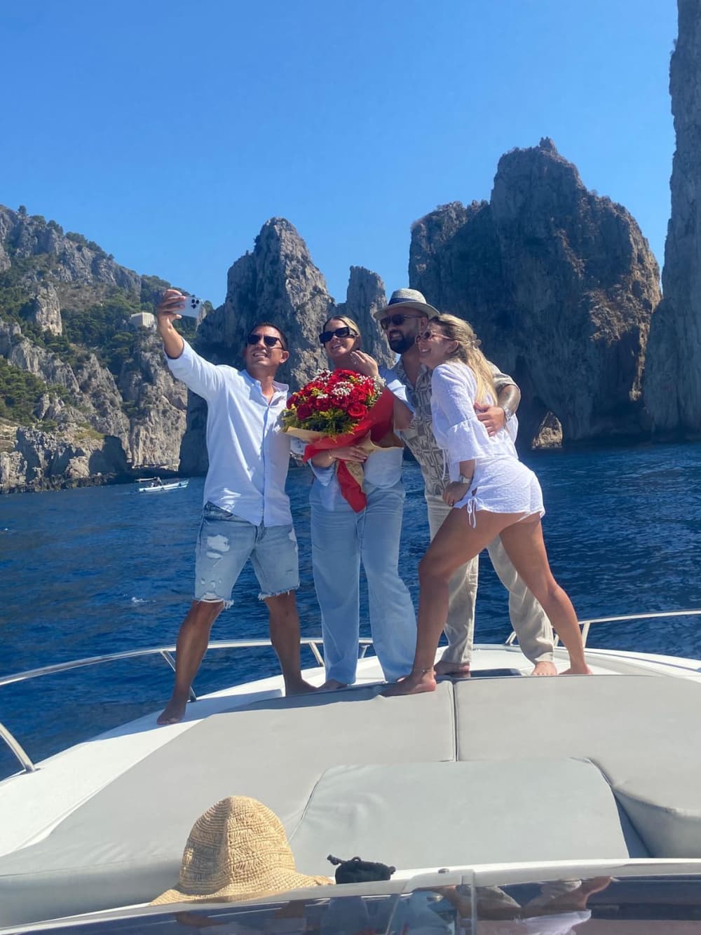 Descubre Capri en lancha motora durante 8 horas.