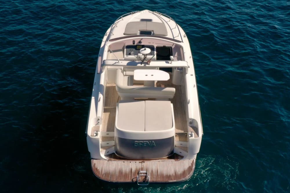 Descubre Capri en lancha motora durante 8 horas.