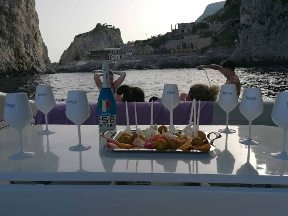 Descubre Capri en lancha motora durante 8 horas.