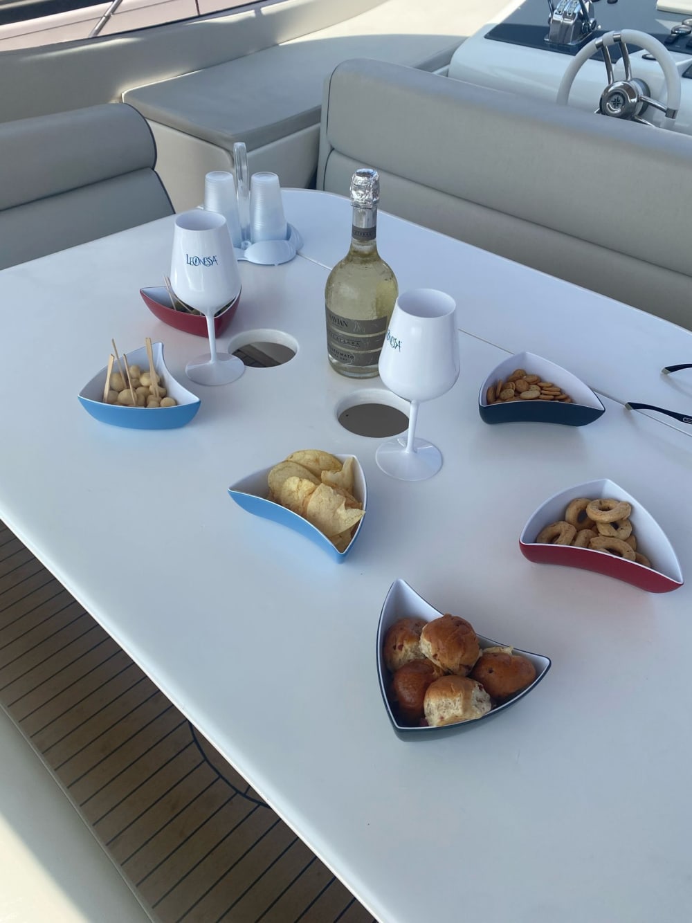 Descubre Capri en lancha motora durante 8 horas.