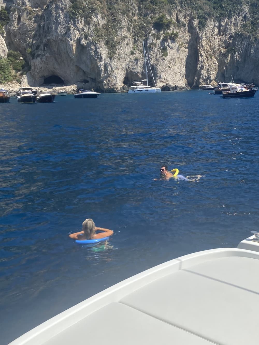 Descubre Capri en lancha motora durante 8 horas.