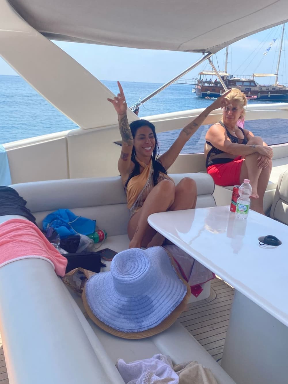 Descubre Capri en lancha motora durante 8 horas.