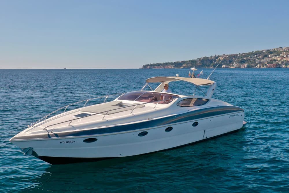 Descubre Capri en lancha motora durante 8 horas.