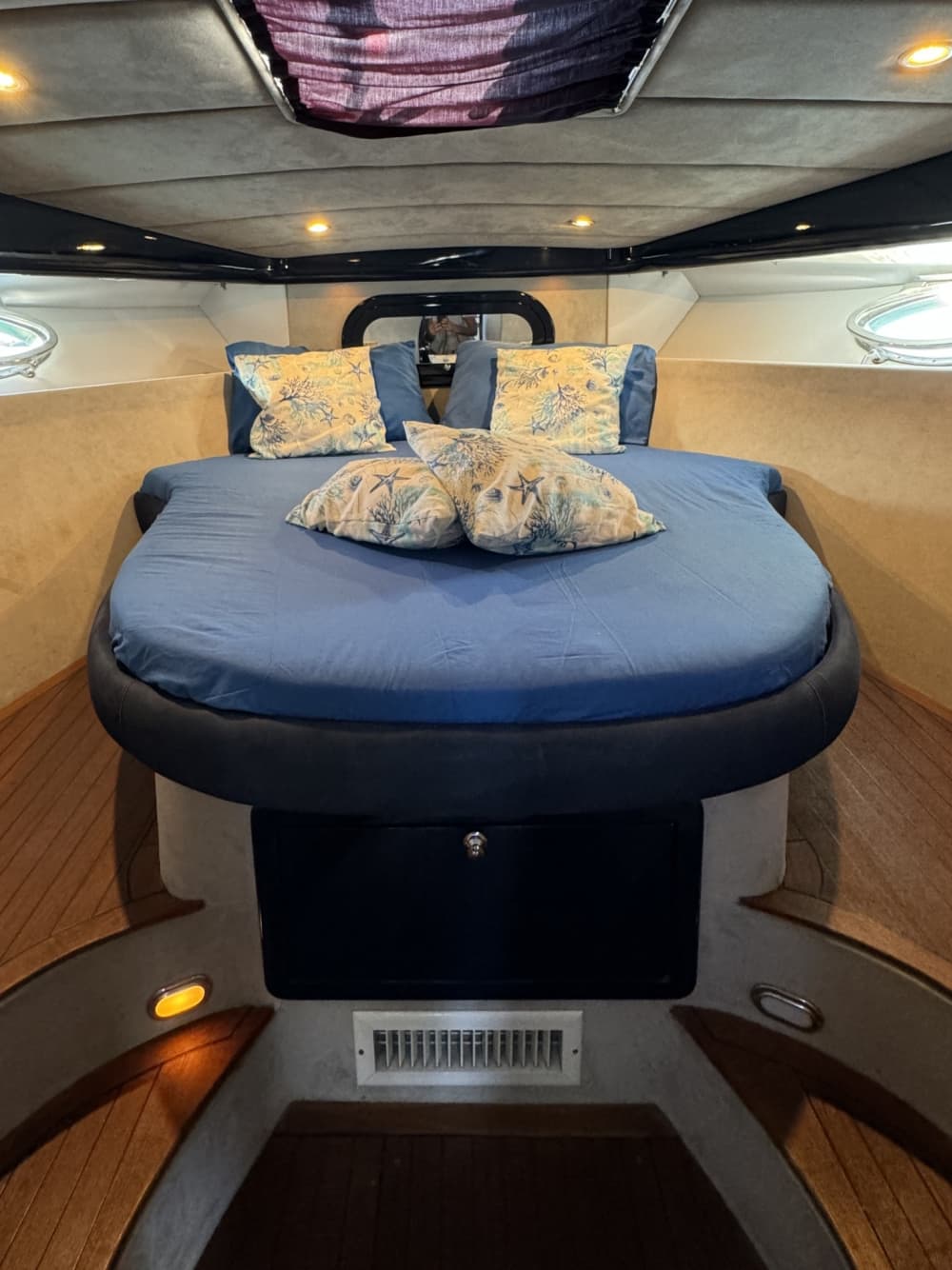 Descubre Capri en lancha motora durante 8 horas.