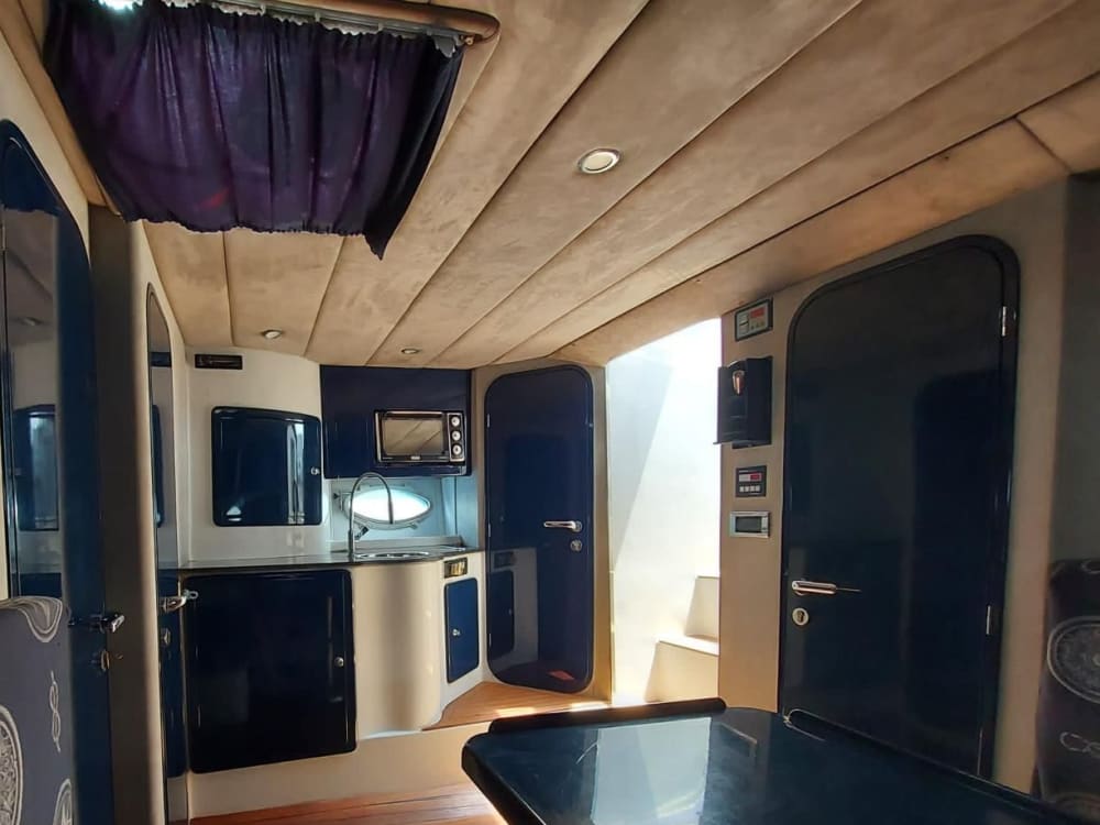 Descubre Capri en lancha motora durante 8 horas.