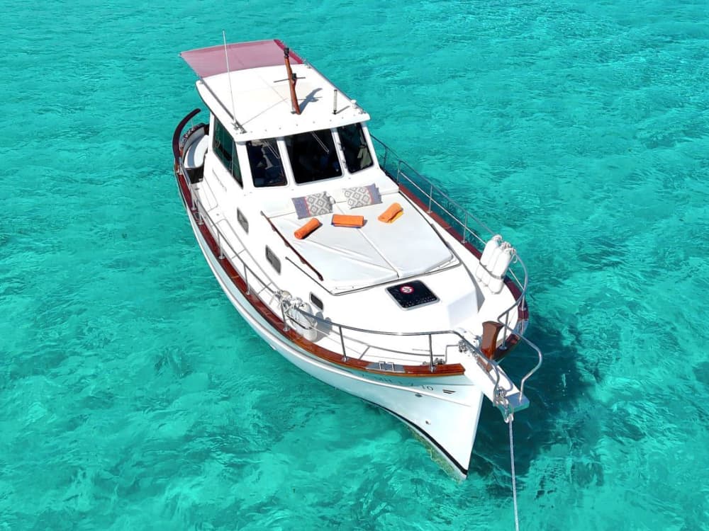3h30 to discover Menorca on a motorboat