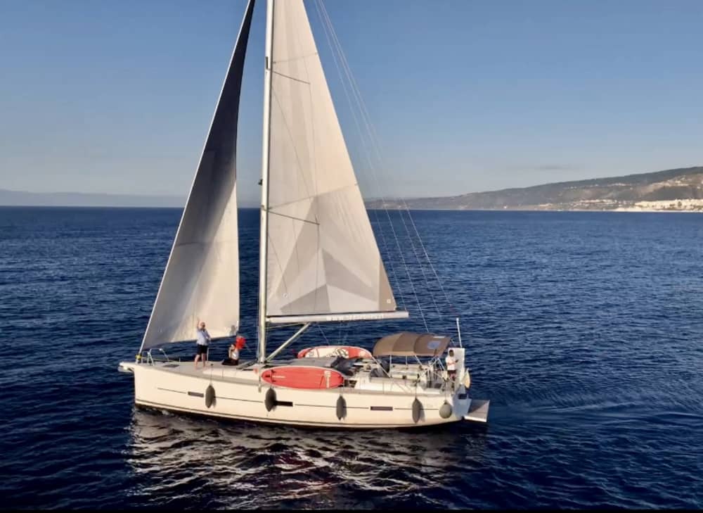 Tour Esclusivo in Barca a Vela a Tropea - Mezza Giornata