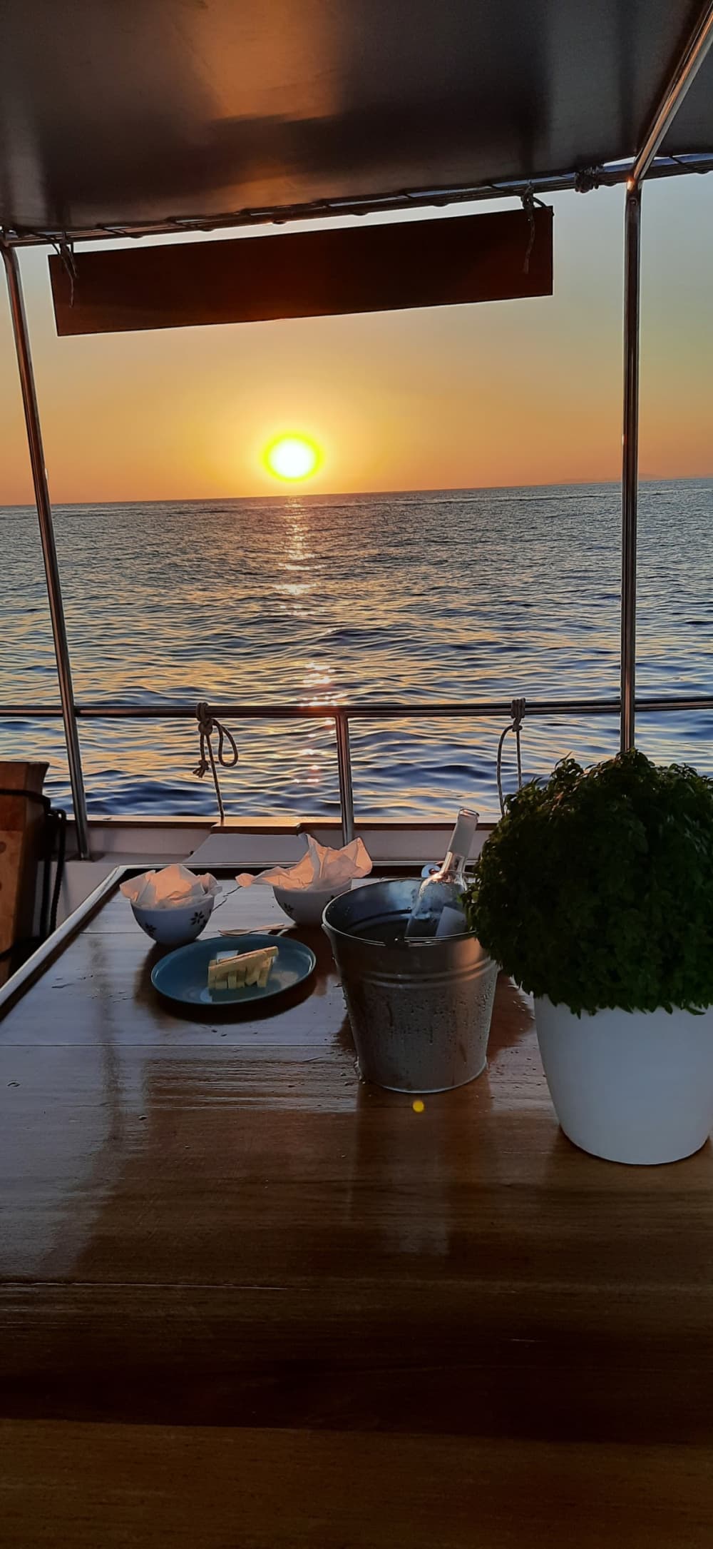2h30 à Paros : louez un bateau à moteur et profitez-en