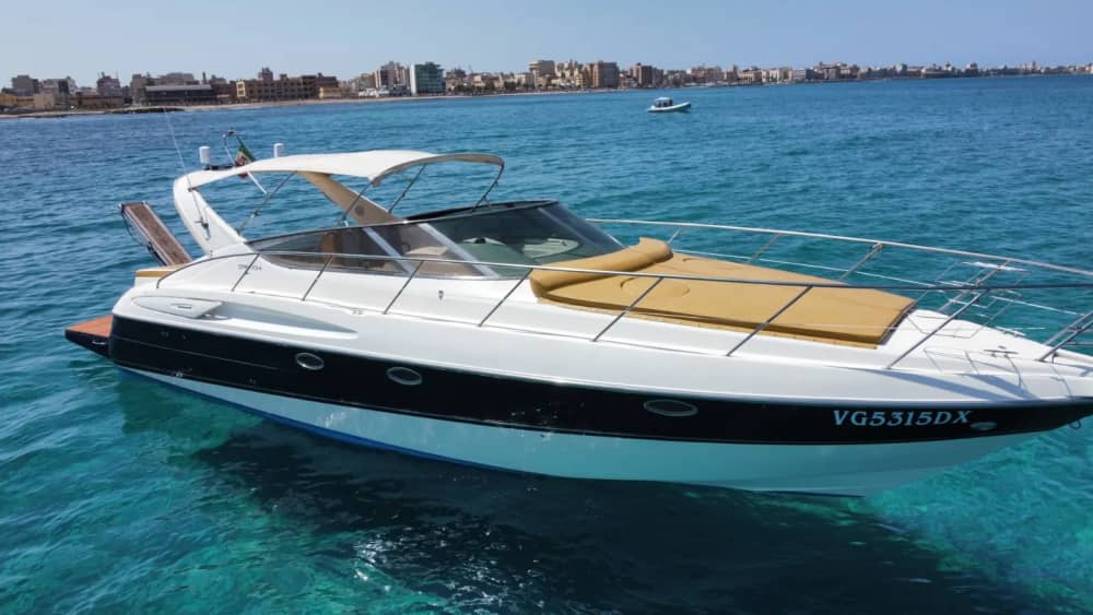 Uchwyć istotę Favignany z pokładu łodzi