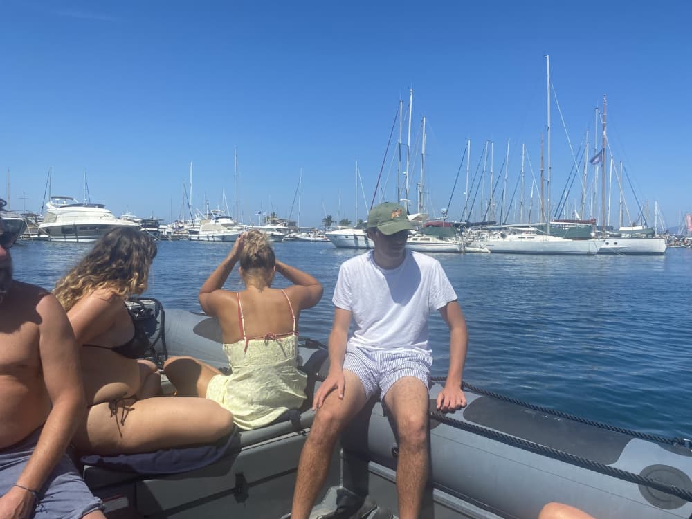 Découvrez Le Lavandou : une journée entière de soleil sur un bateau à moteur