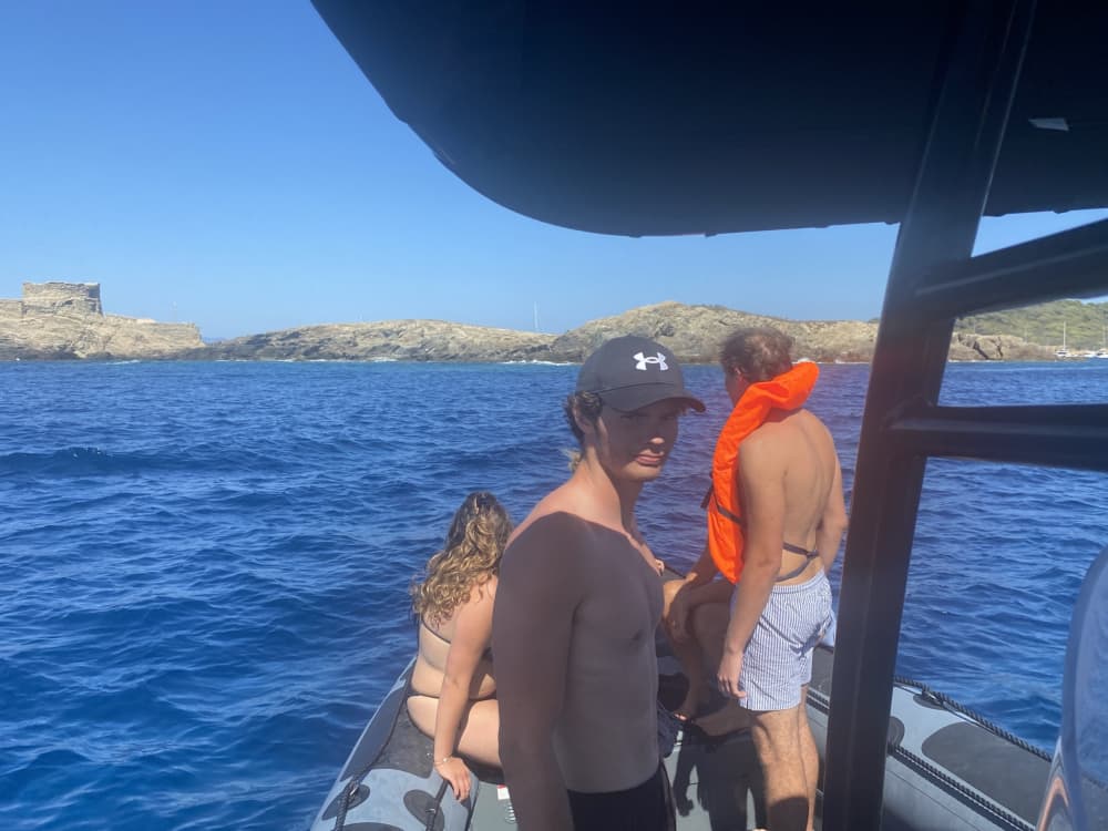 Découvrez Le Lavandou : une journée entière de soleil sur un bateau à moteur